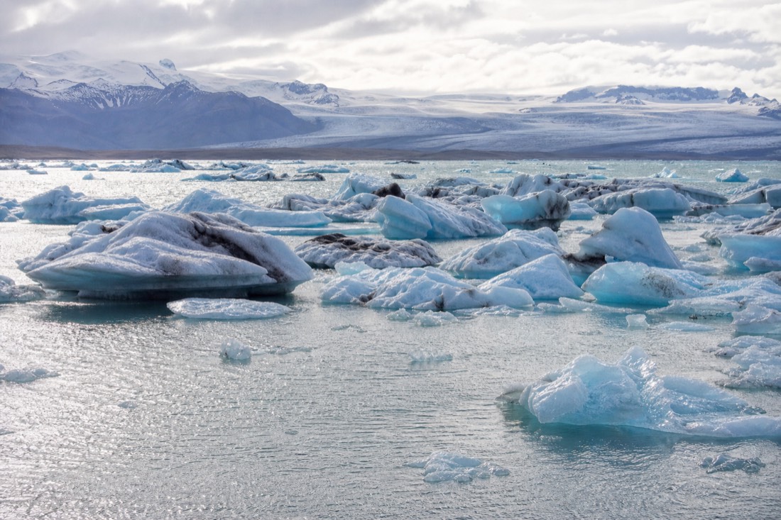 The main viewpoint over Jökulsárlón lagoon with drifting icebergs, the sightline used for the James Bond chase scenes
